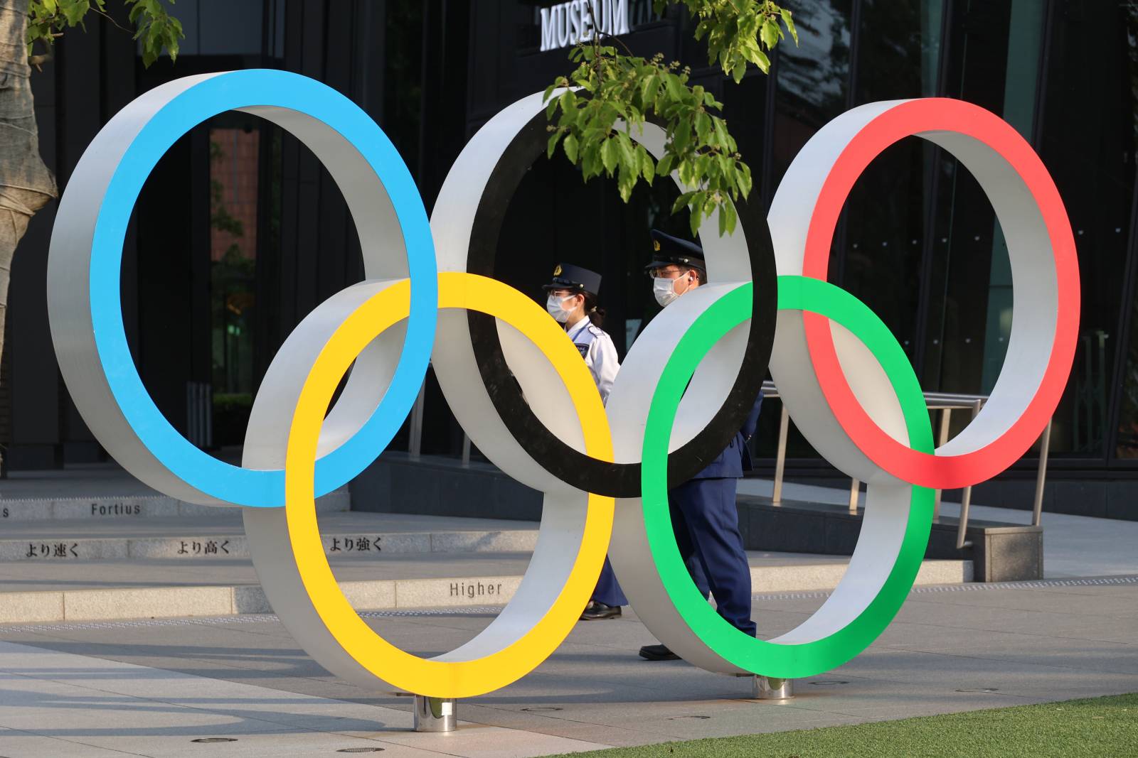 В МОК решили изменить противоэпидемиологические правила для спортсменов за две недели до старта Олимпиады в Пекине